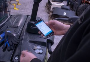 Mand i truck med mobil