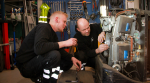 Dygtige mekanikere rep. Truck motor