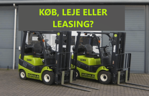 Billede med to trucks og et reklameskilt med køb, leje eller leasing
