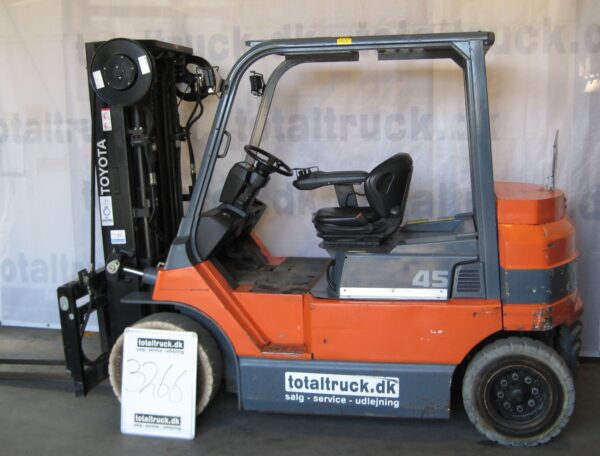 Toyota – 7FBMF45 – El-truck – 4500 kg / 500 mm lastcenter