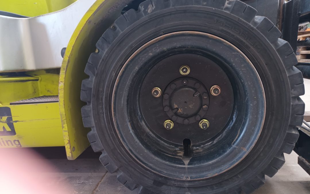 Sådan udfører du et sikker og korrekt dækskifte på din gaffeltruck